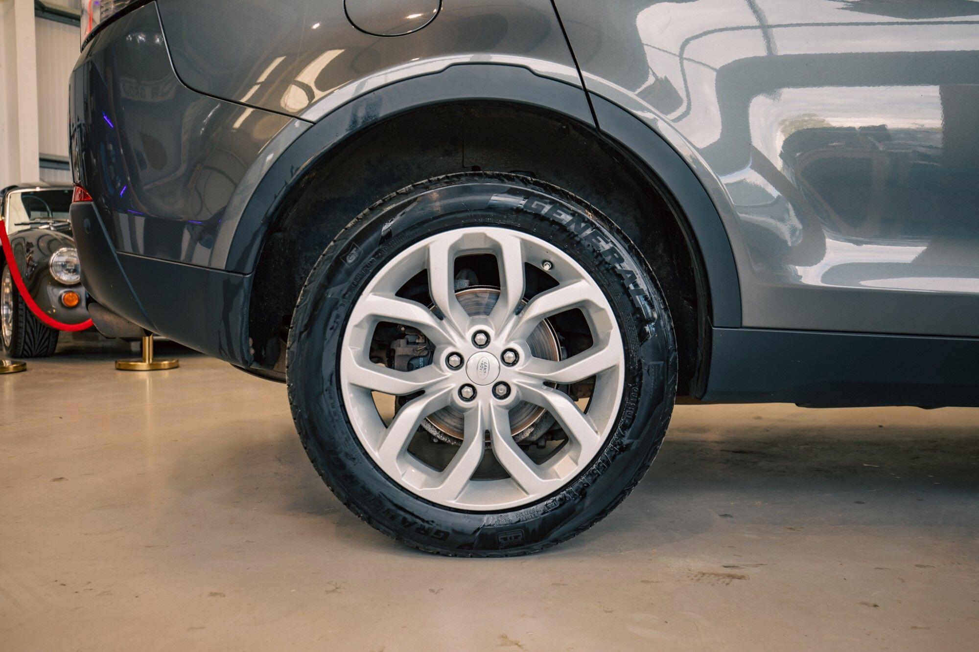 Land Rover Discovery Sport view 8