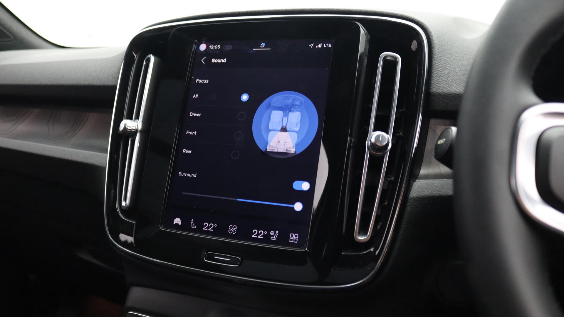 Volvo XC40 view 45