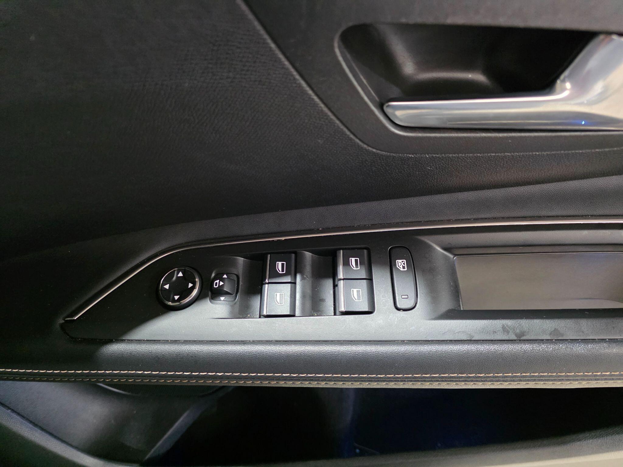 Peugeot 3008 view 13