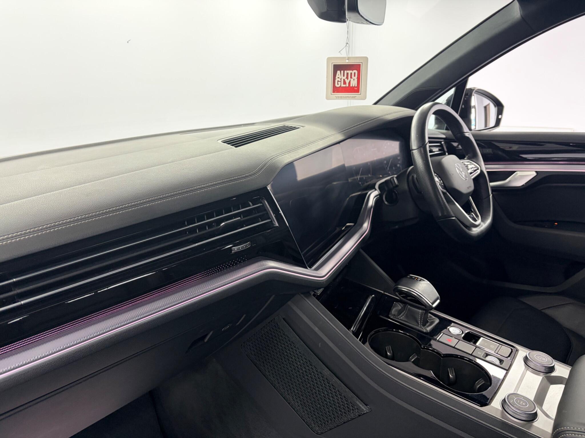 Volkswagen Touareg view 8