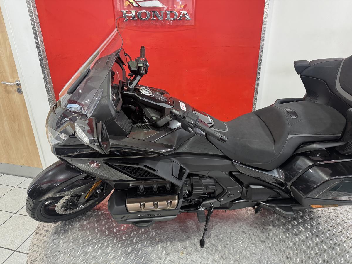 Honda GL1800 Gold Wing view 4