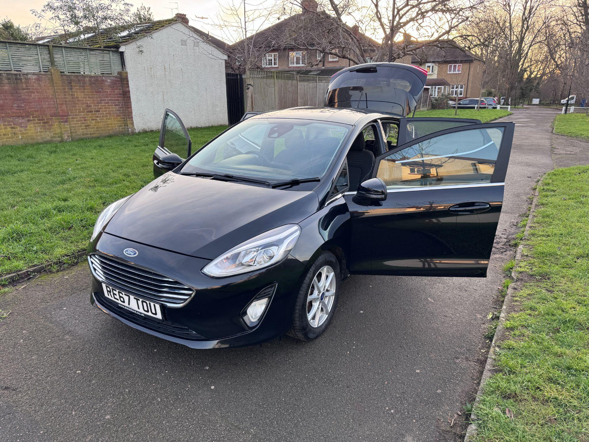 2017 Ford Fiesta image 25