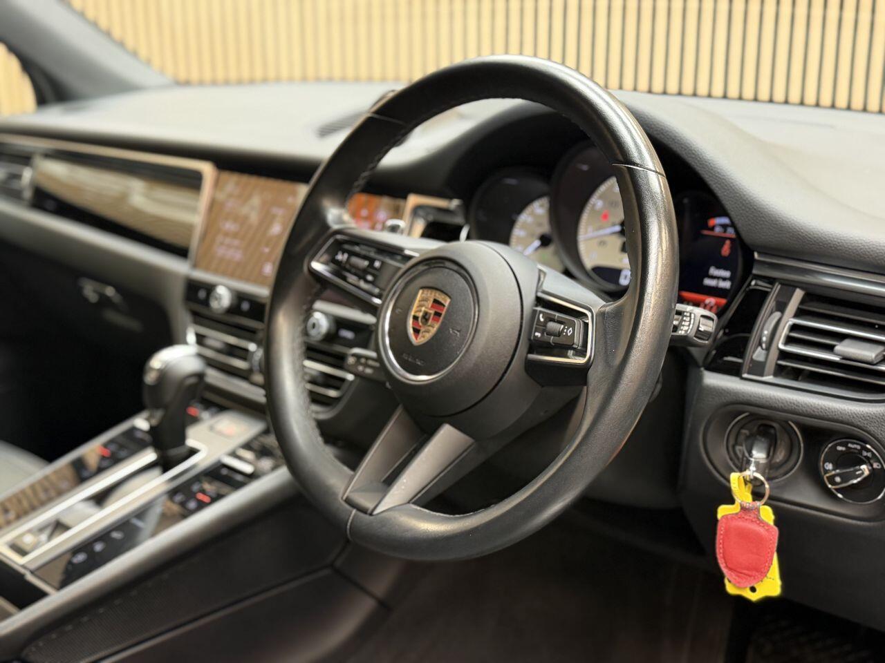 Porsche Macan view 21