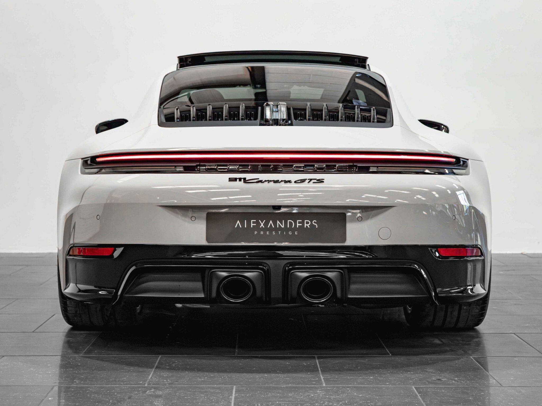 Porsche 911 view 11