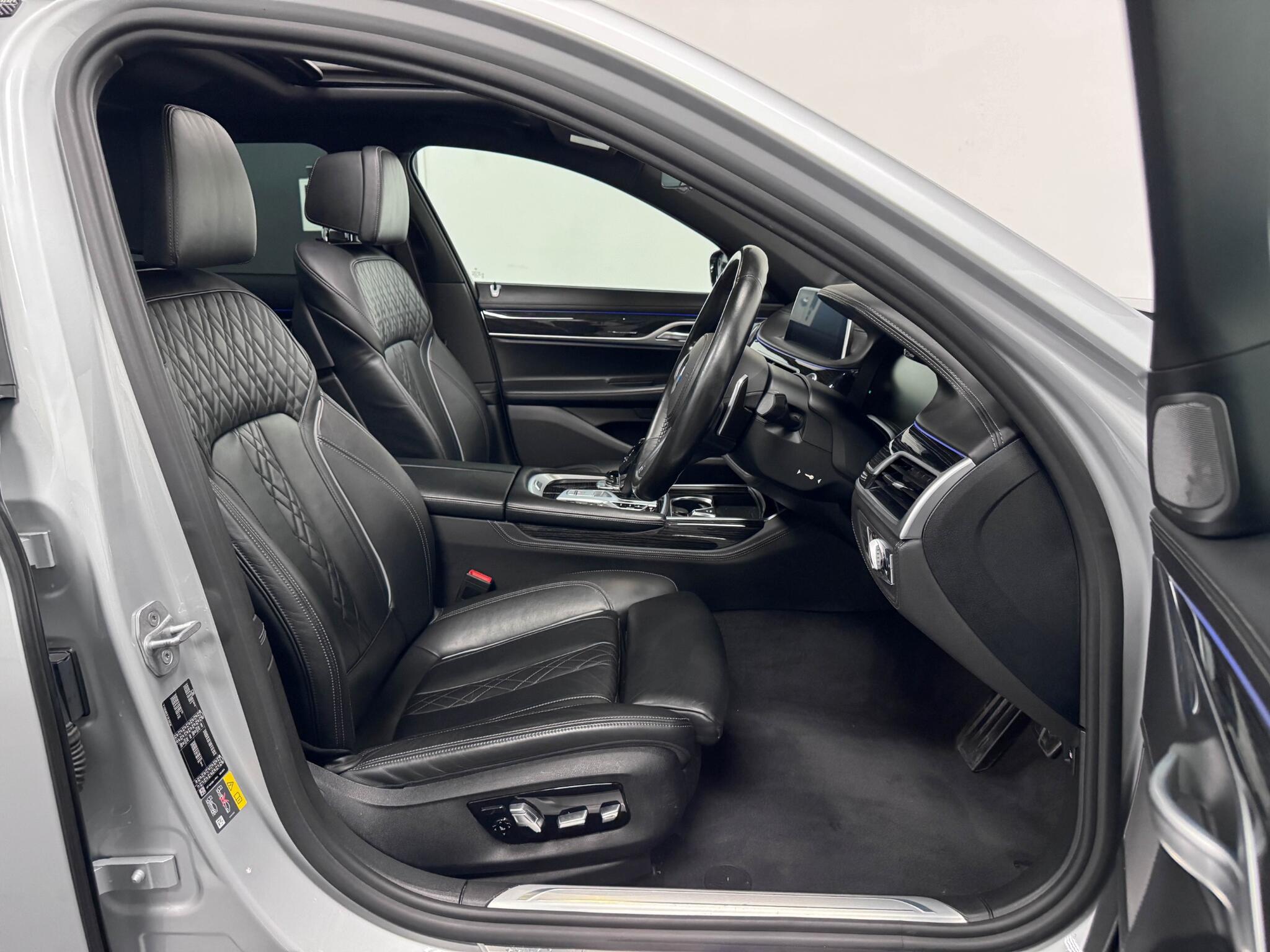 BMW 7 Series view 26