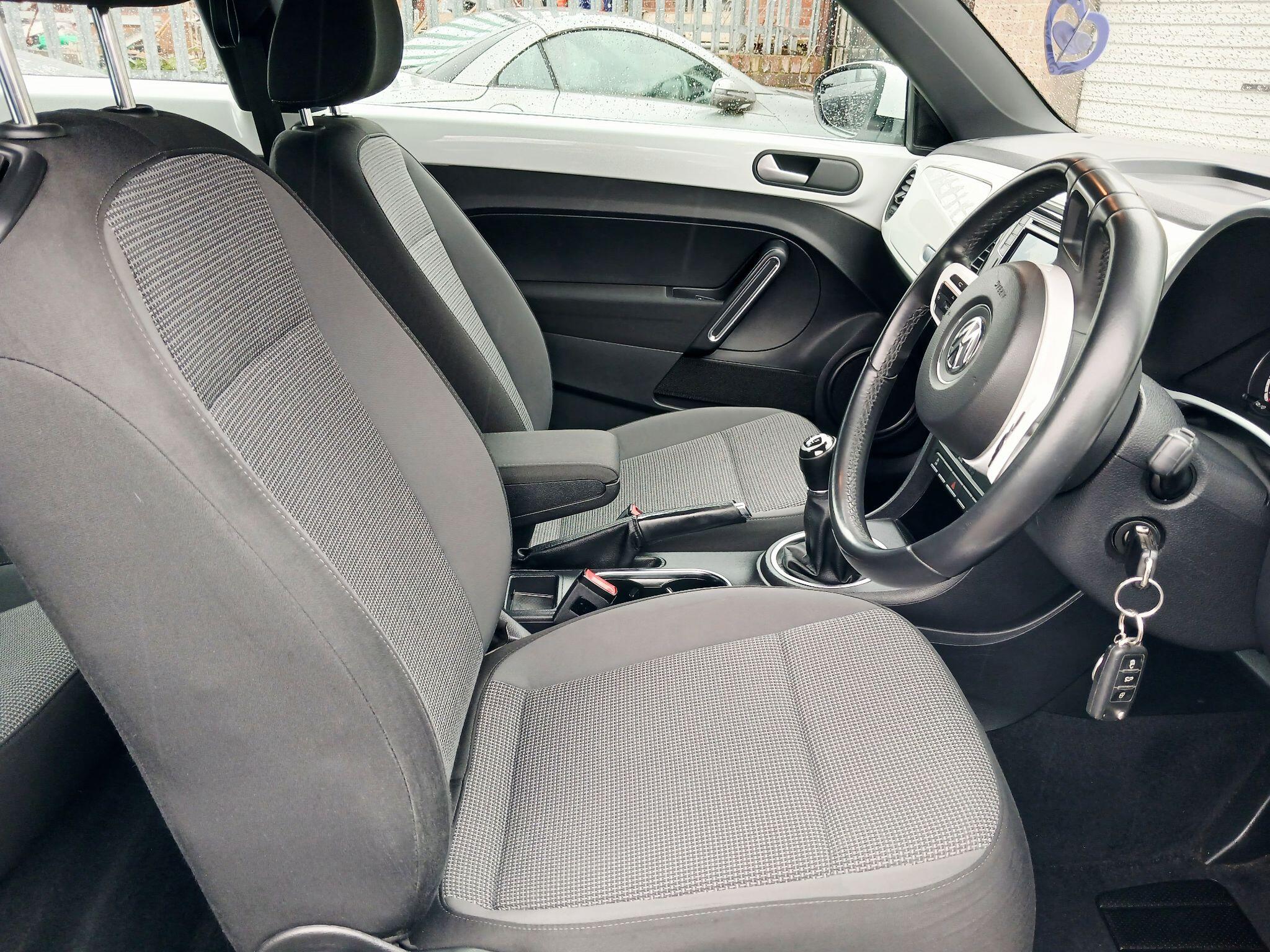 2015 Volkswagen Beetle image 19