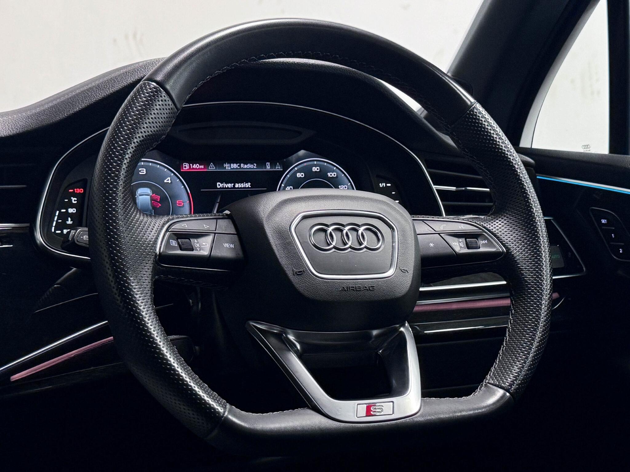 Audi Q7 view 16