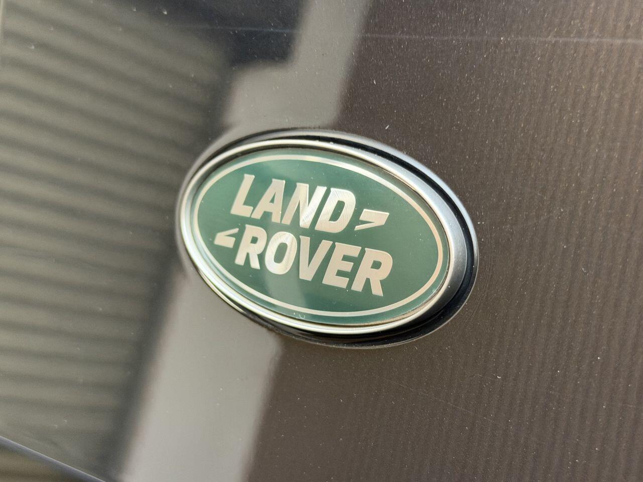 Land Rover Defender 110 view 18