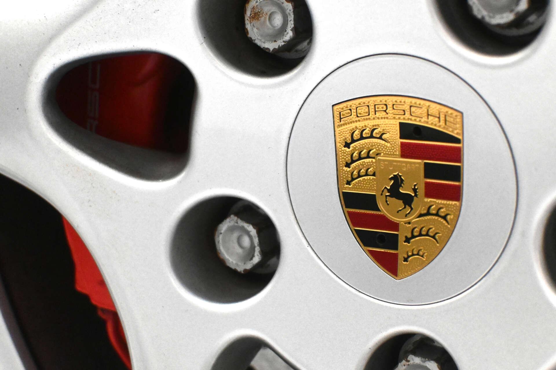Porsche 911 view 44