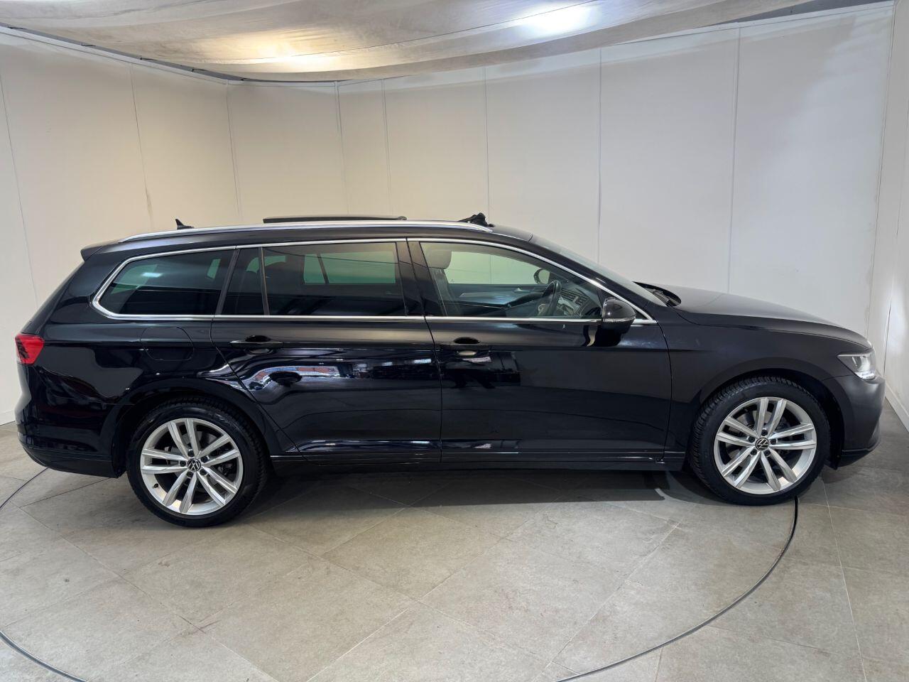 Volkswagen Passat view 3