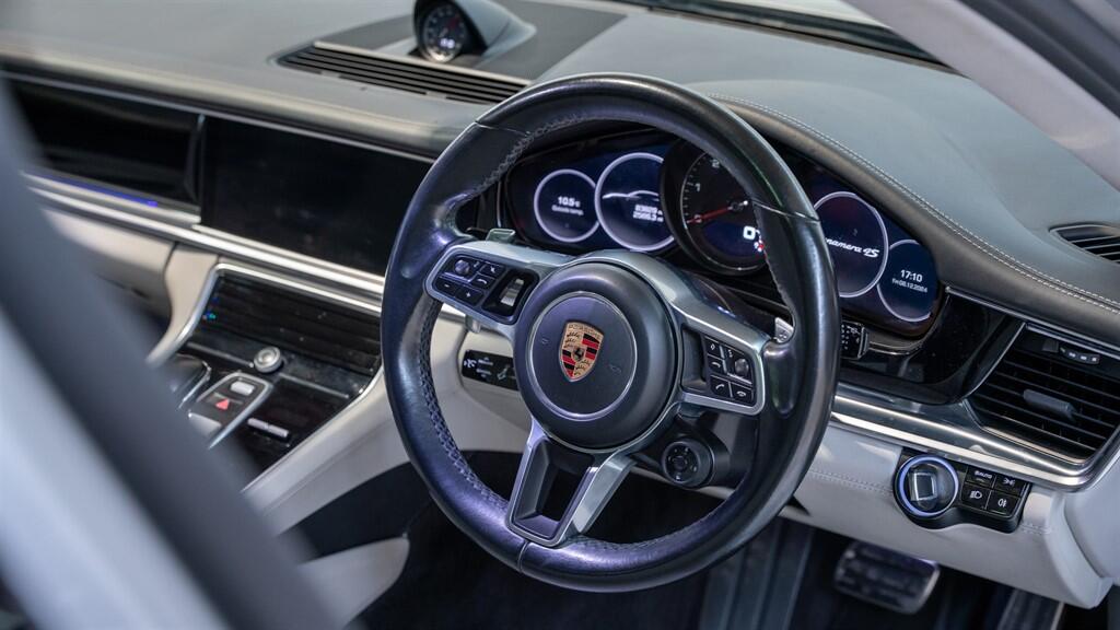 Porsche Panamera view 32