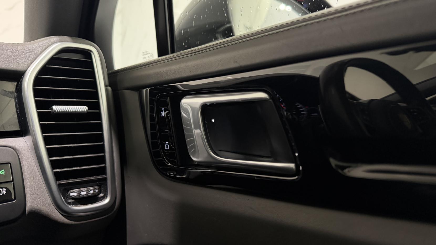 Porsche Cayenne view 24