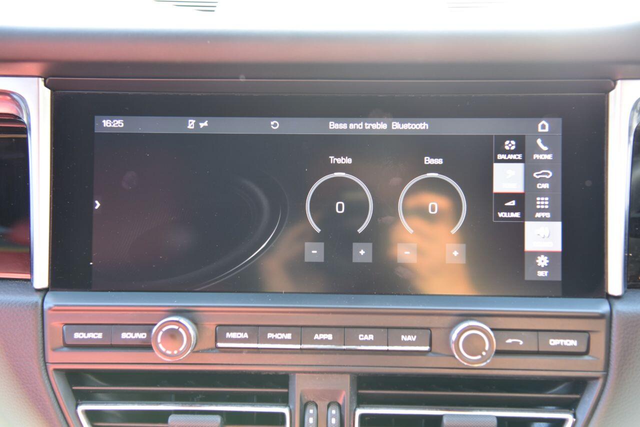 Porsche Macan view 44