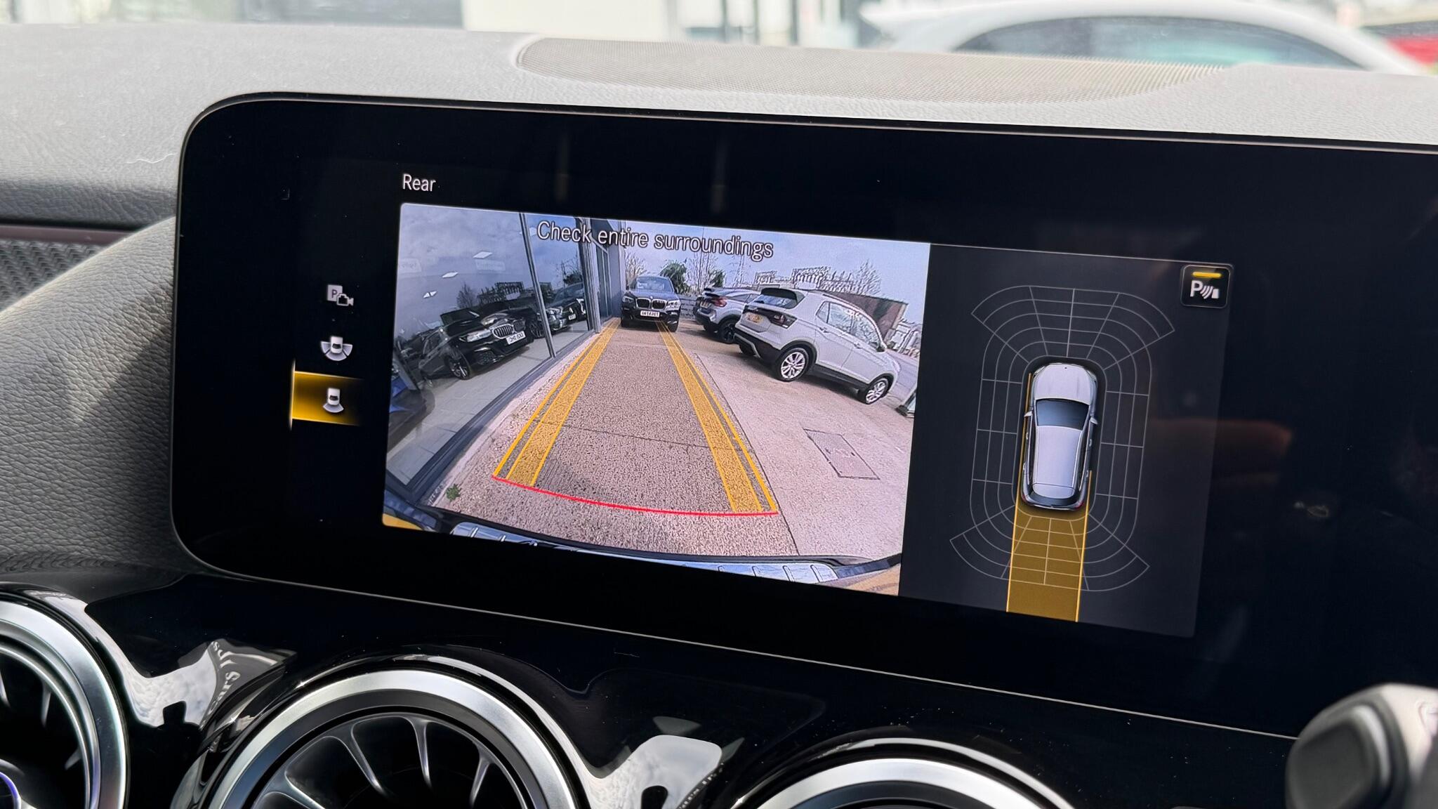 Mercedes-Benz Gla view 22