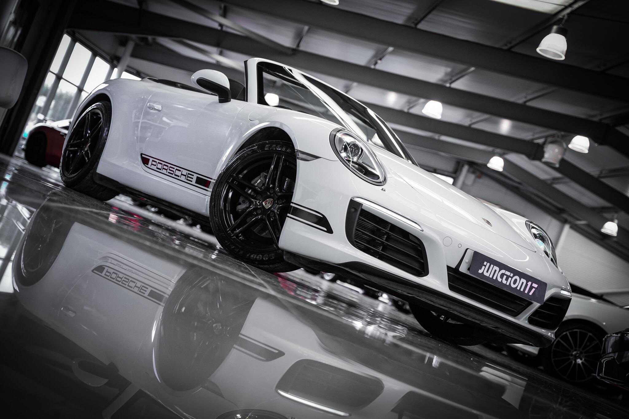 Porsche 911 view 8