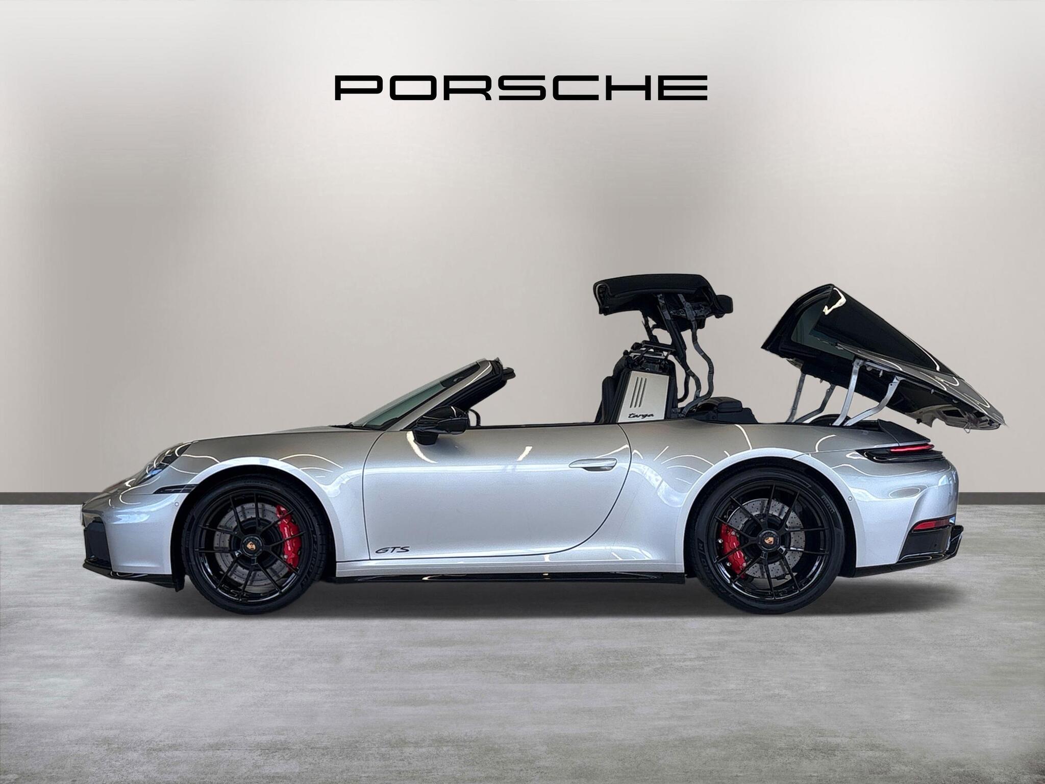 Porsche 911 view 7