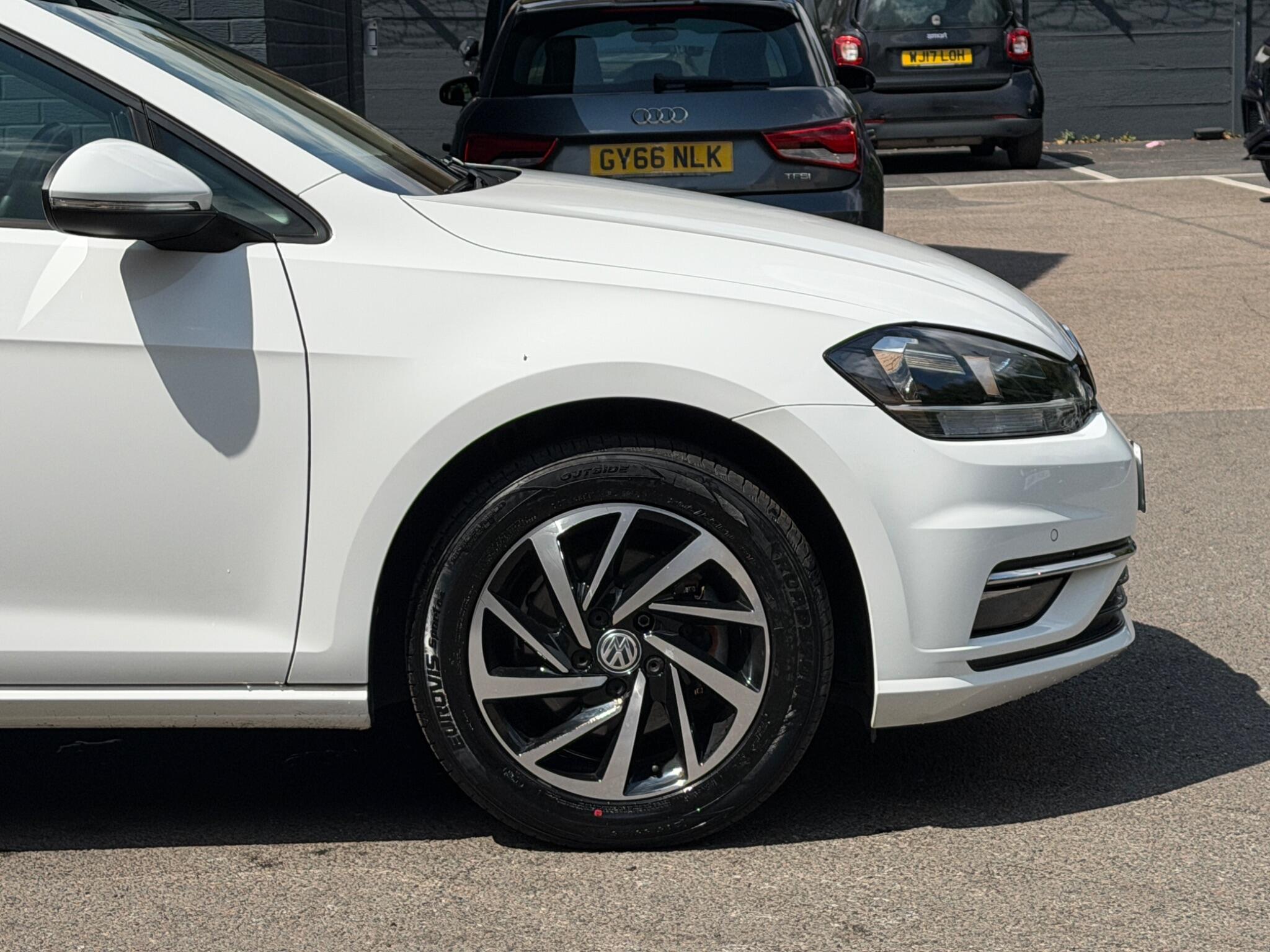 Volkswagen Golf view 9