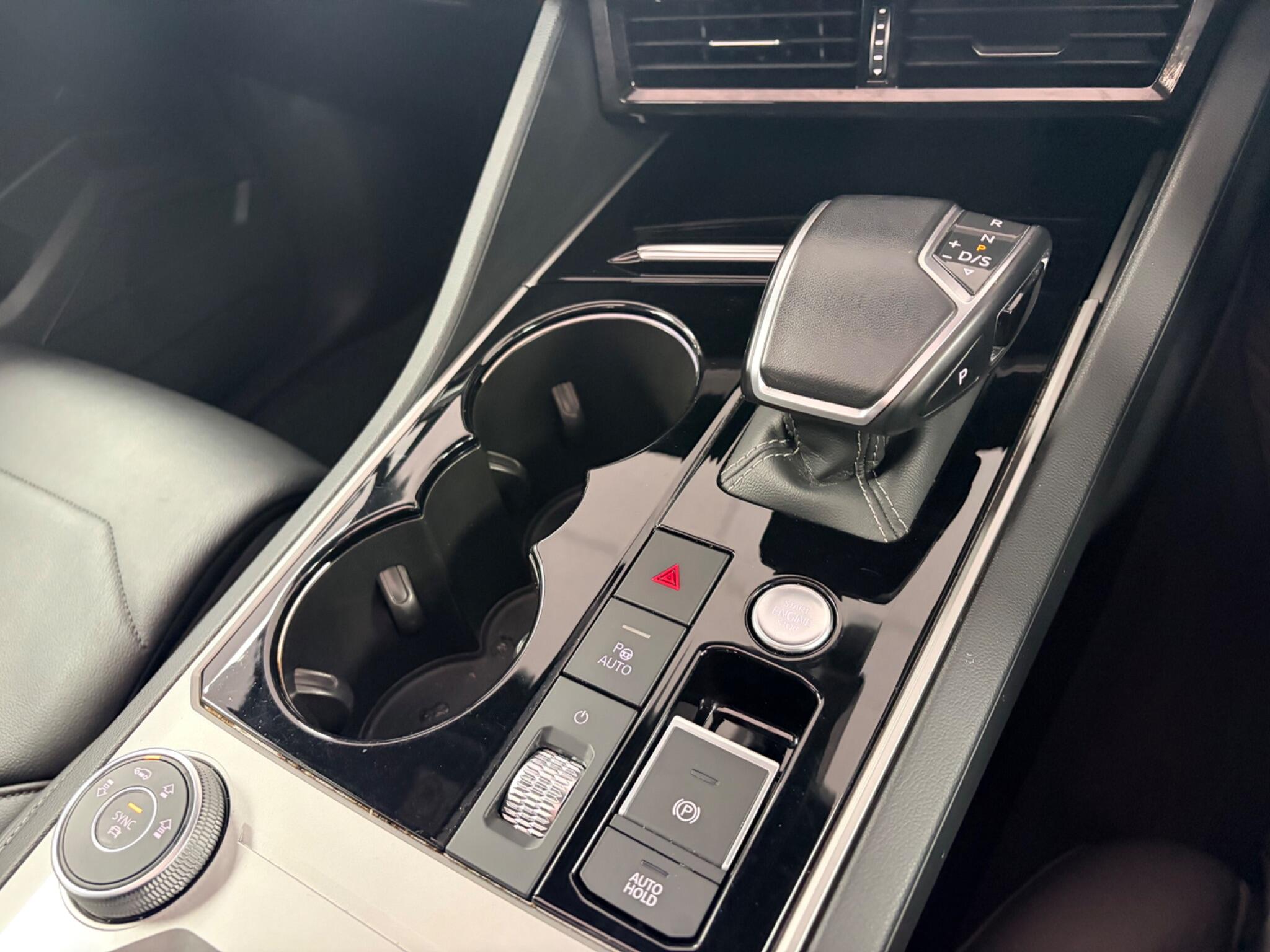 Volkswagen Touareg view 8