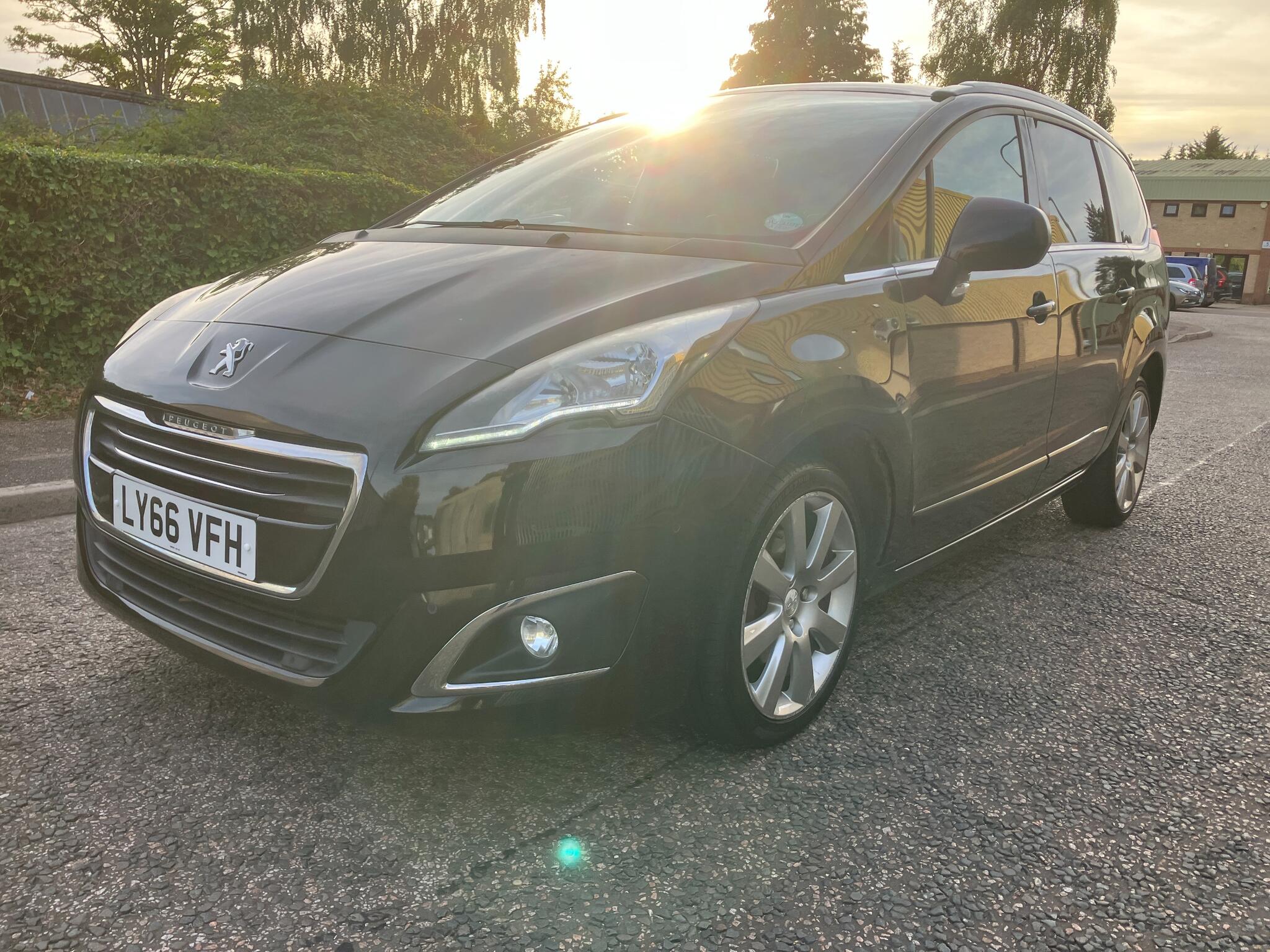 Peugeot 5008 view 3