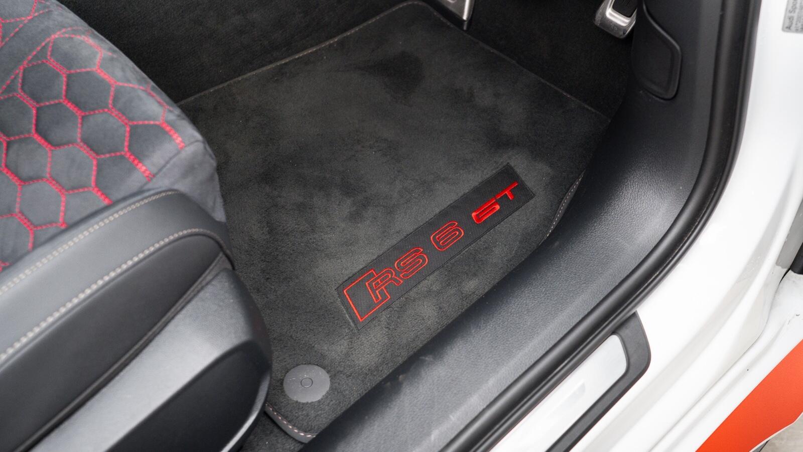 Audi RS6 Avant view 32
