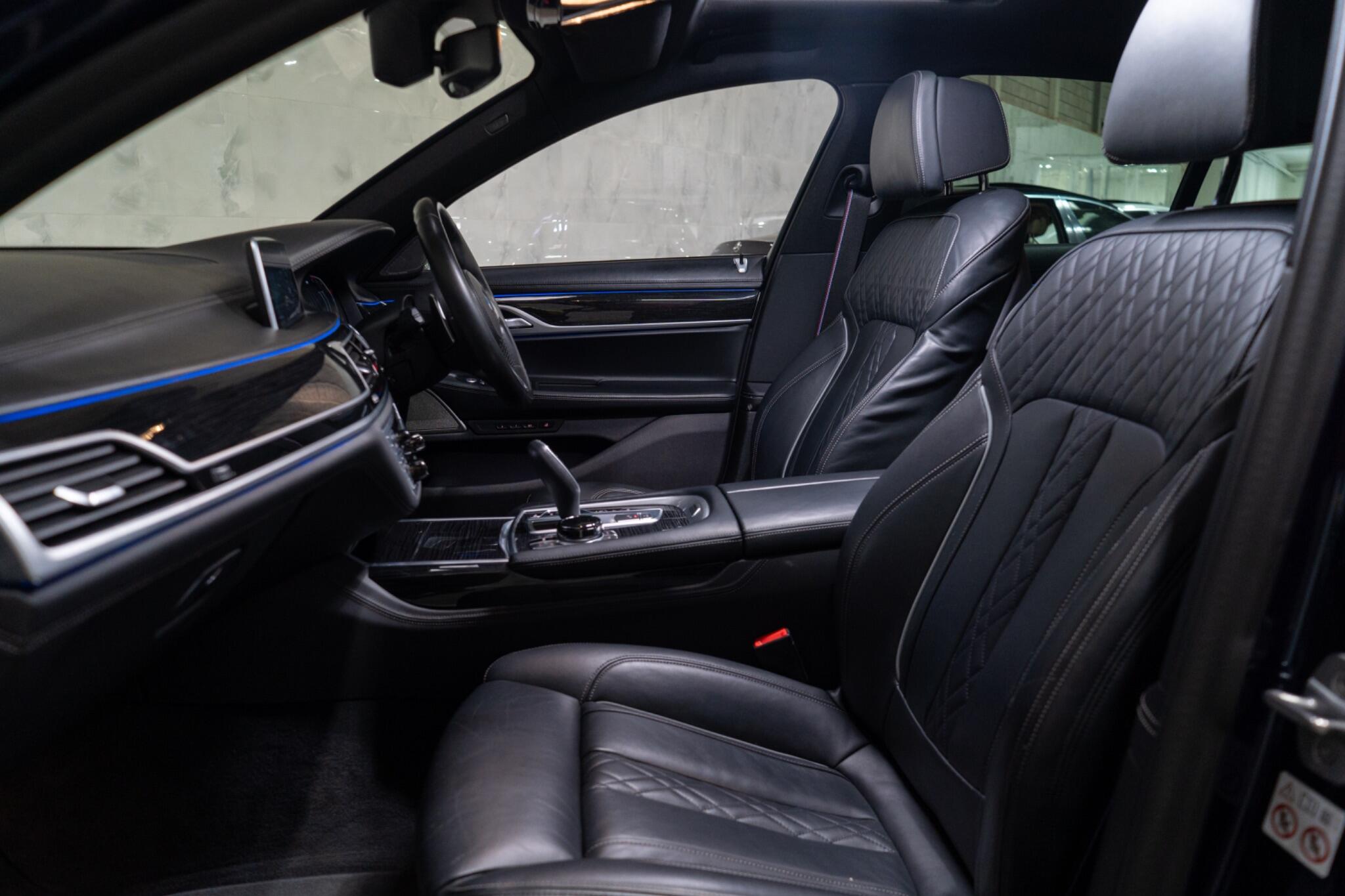 BMW 7 Series view 14