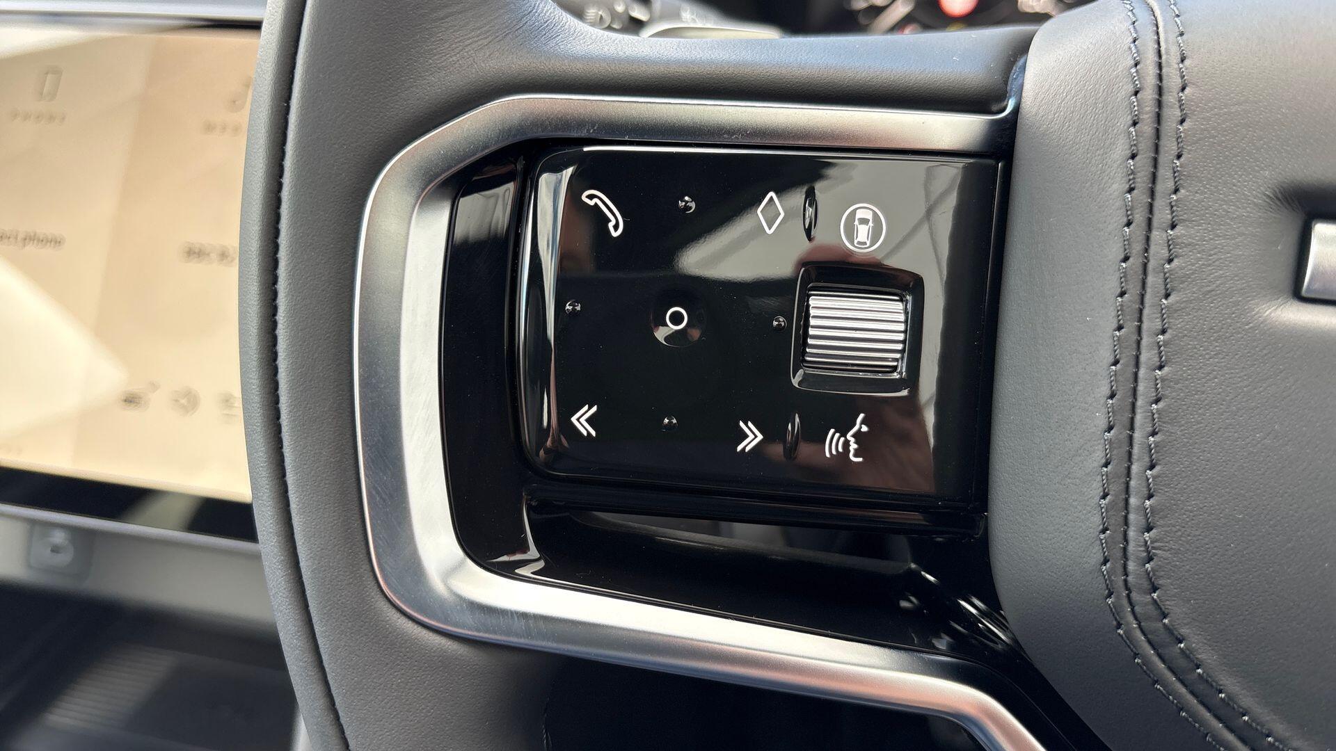 Land Rover Discovery Sport view 37