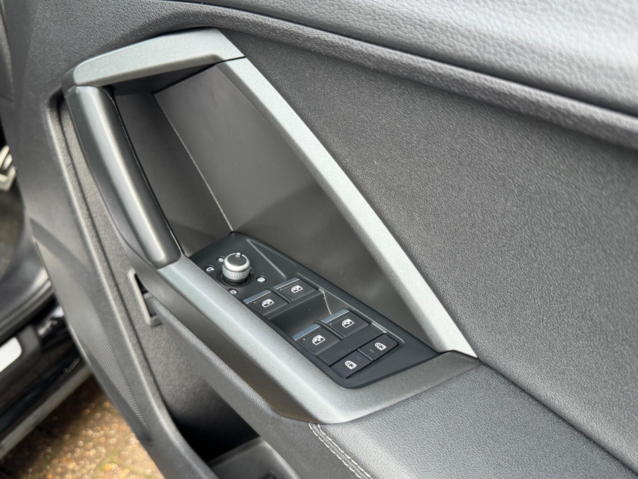 Audi Q3 view 12