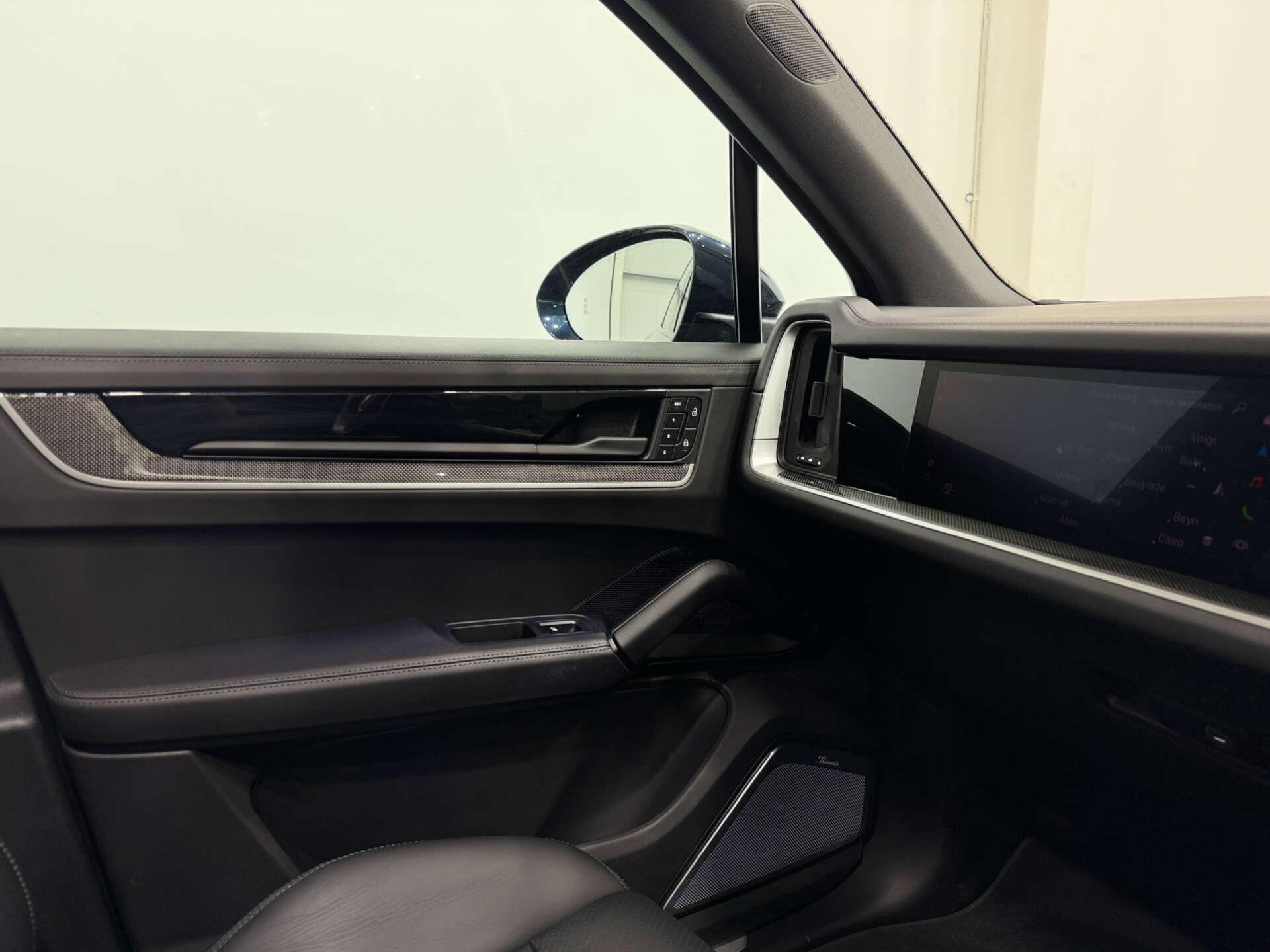 Porsche Cayenne view 35