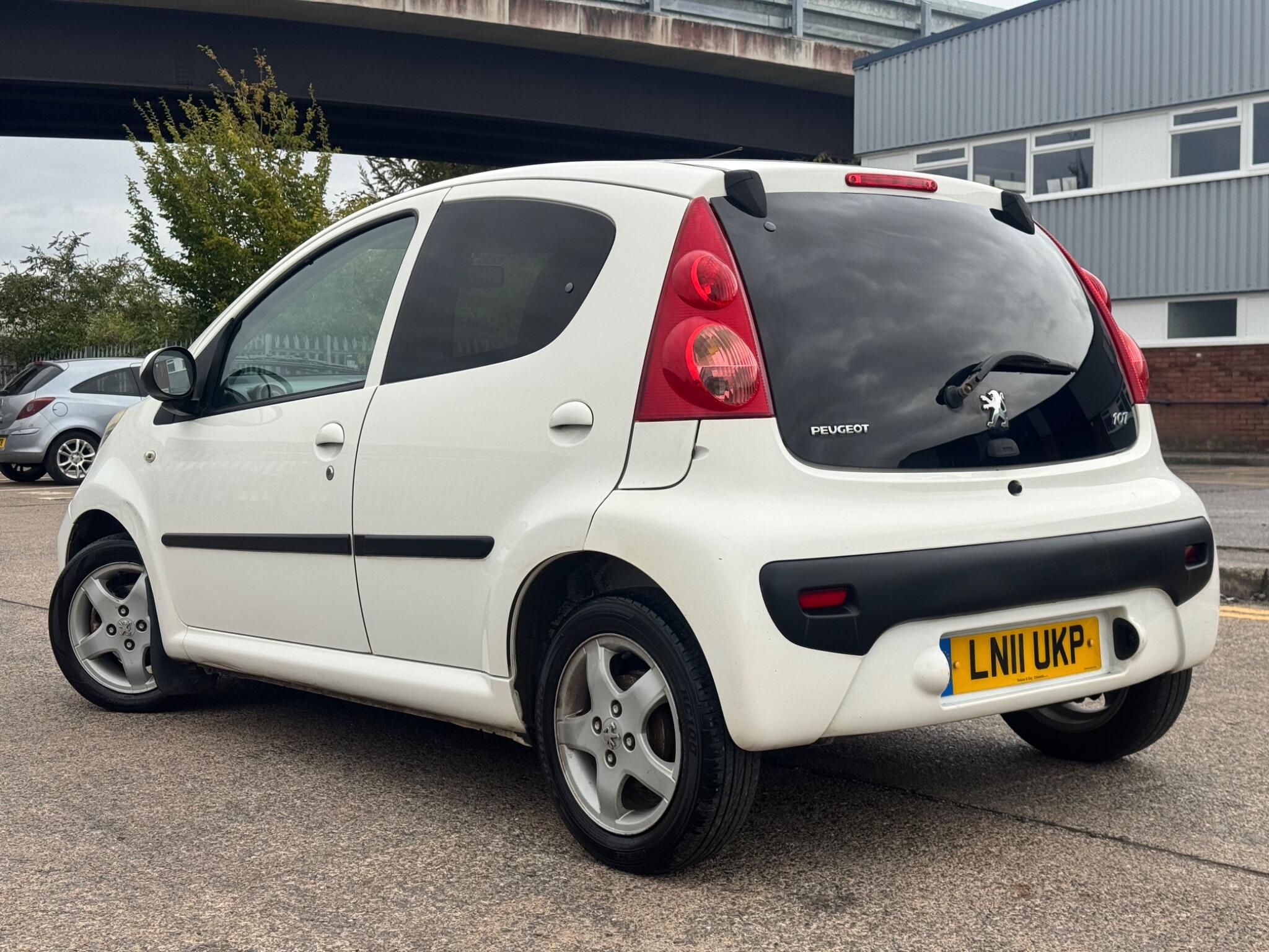 Peugeot 107 view 8