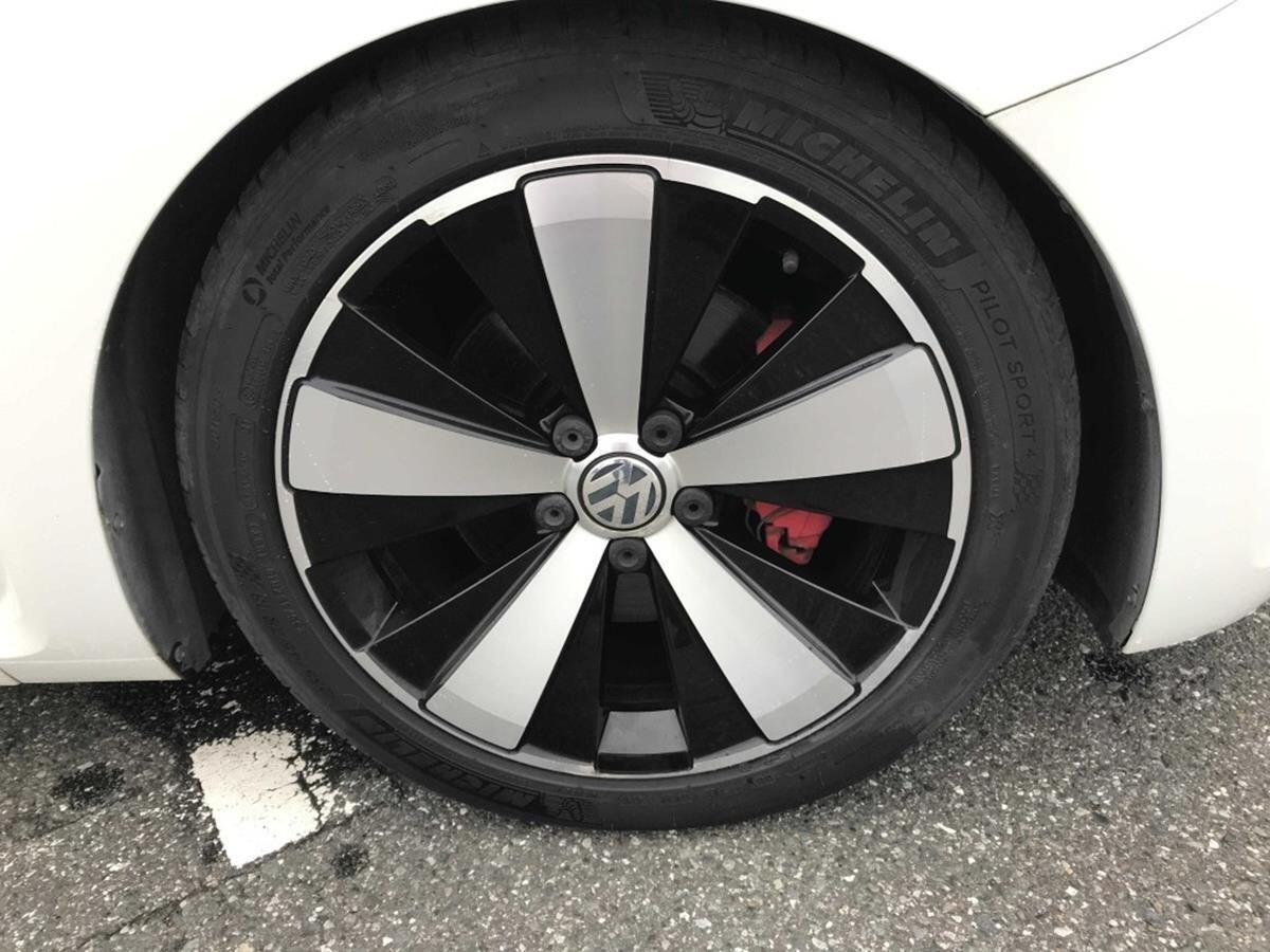 Volkswagen Beetle view 9