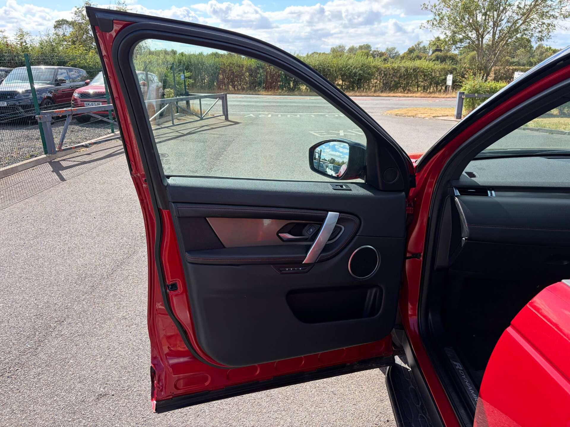 Land Rover Discovery Sport view 14