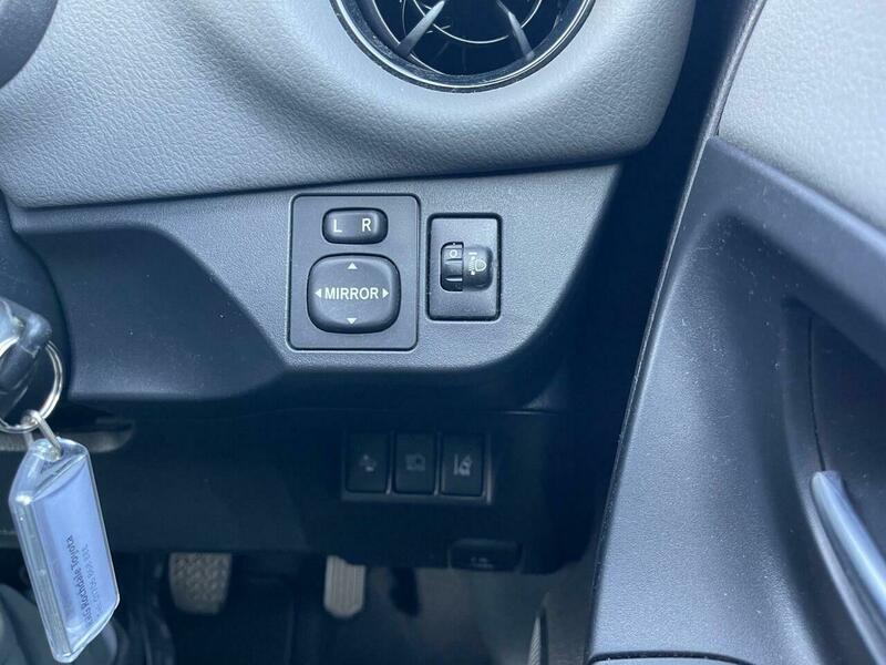 2017 Toyota Yaris 1.5 VVT-i Icon Euro 6 5dr • 37,180 miles image 41
