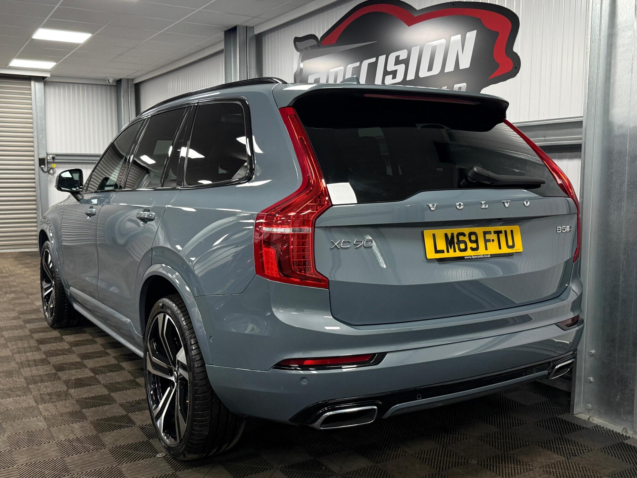 Volvo XC90 view 8