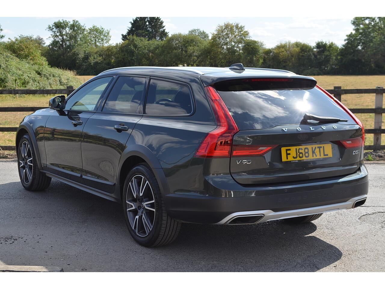 Volvo V90 Cross Country view 7