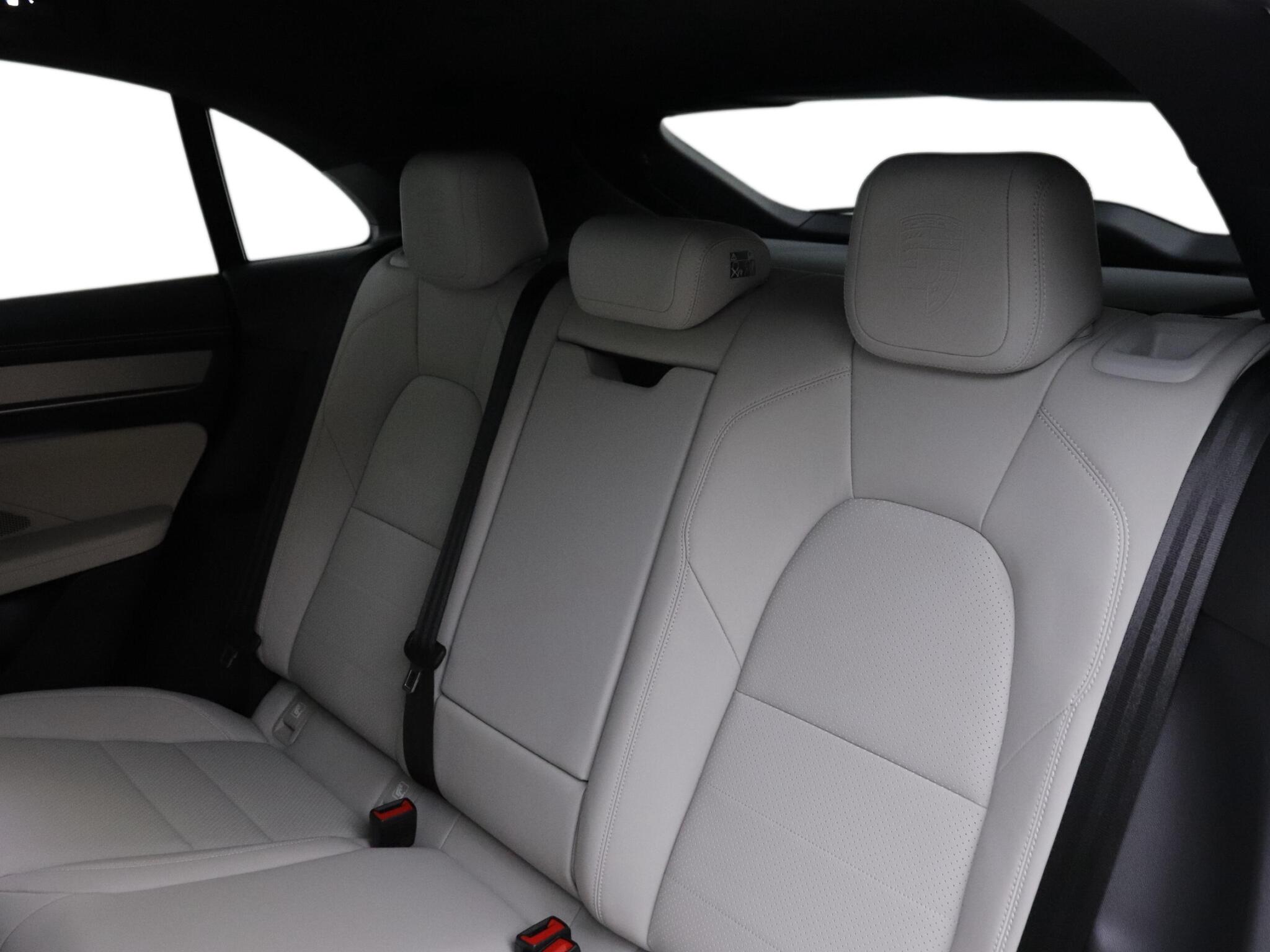 Porsche Macan view 16