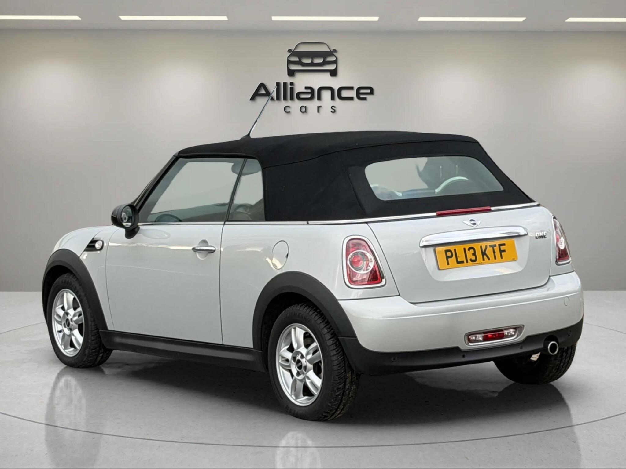 Mini Convertible view 58