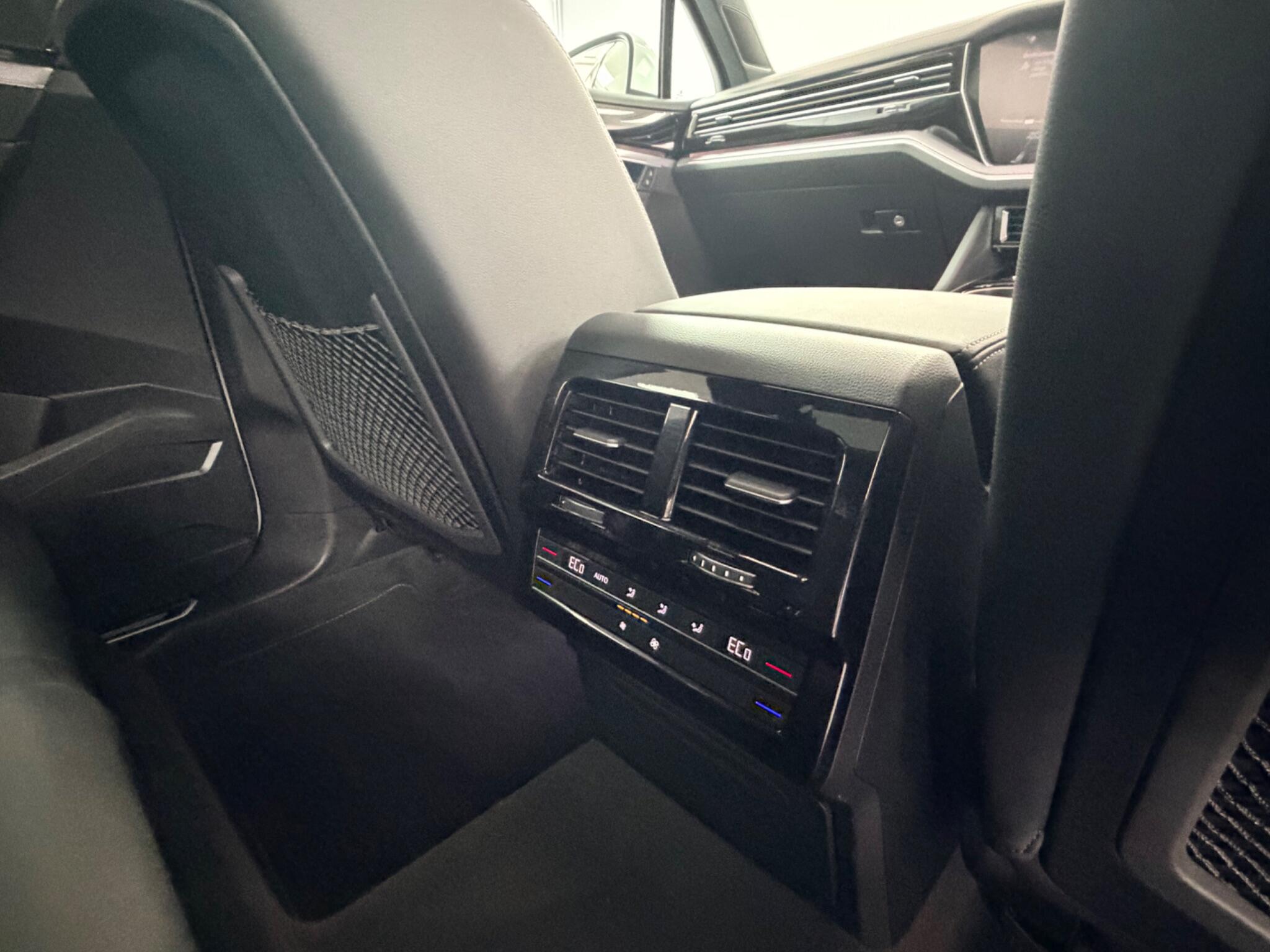 Volkswagen Touareg view 13
