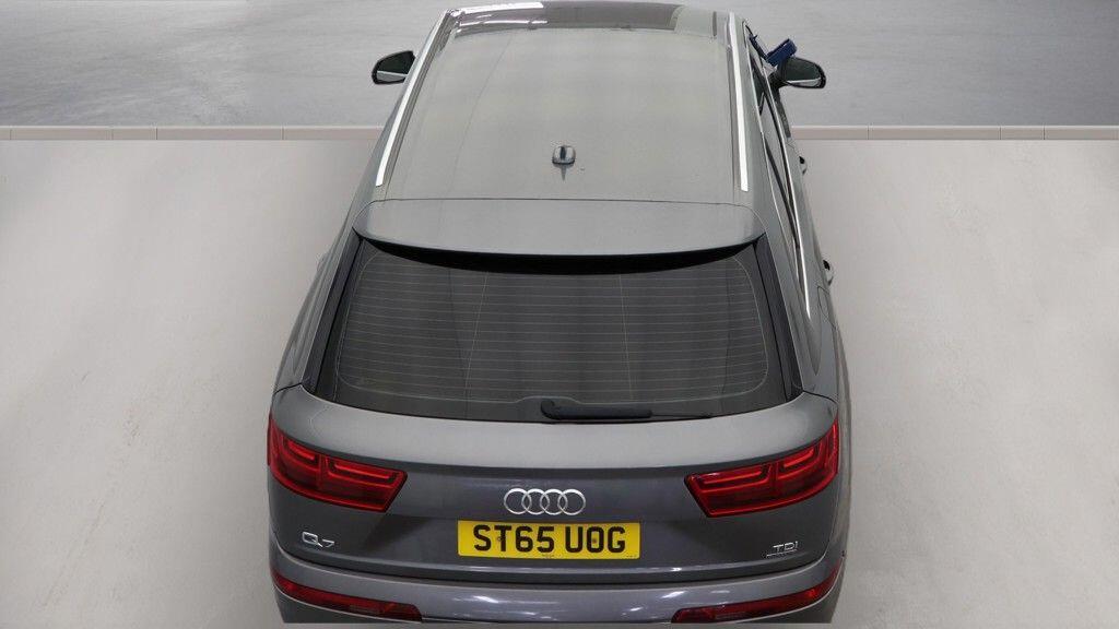 Audi Q7 view 10