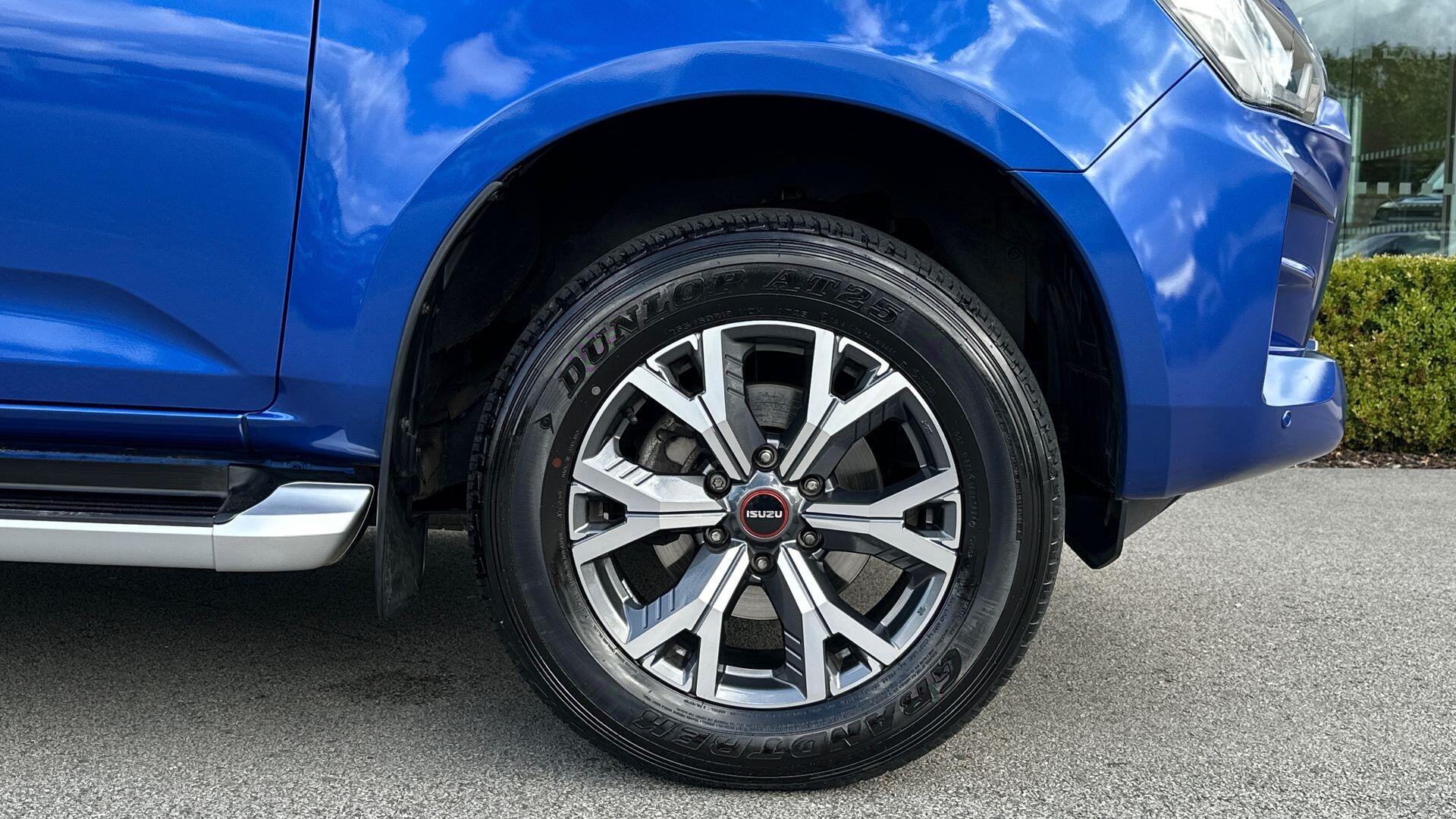 Isuzu D-Max view 8