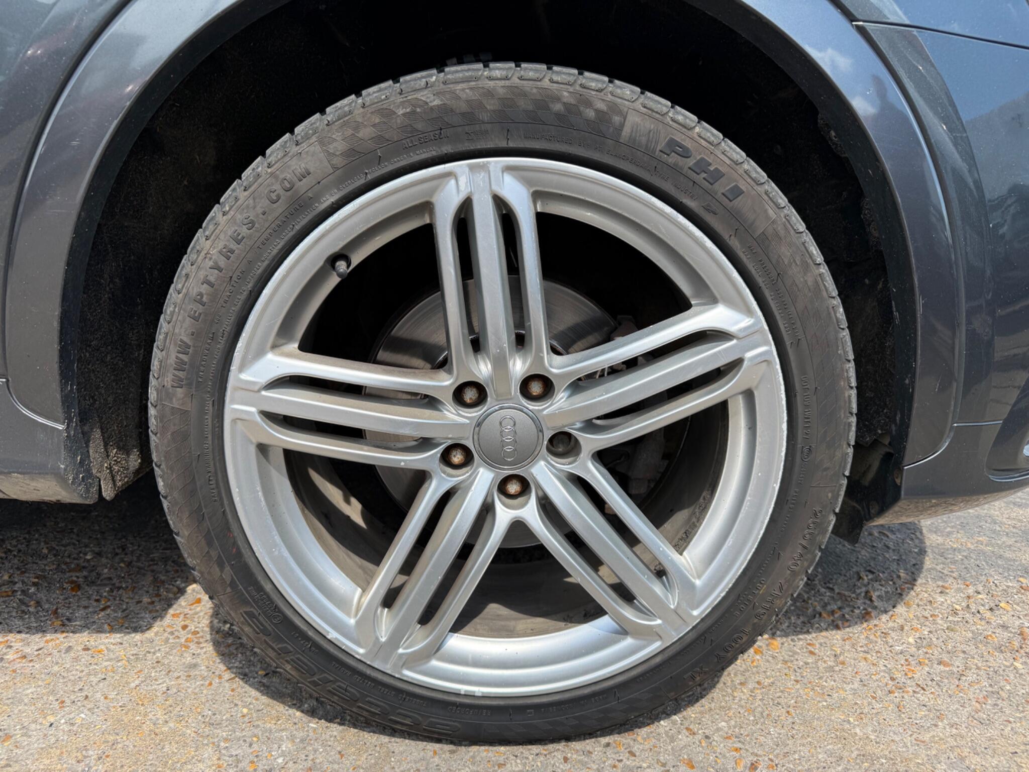 Audi Q3 view 5
