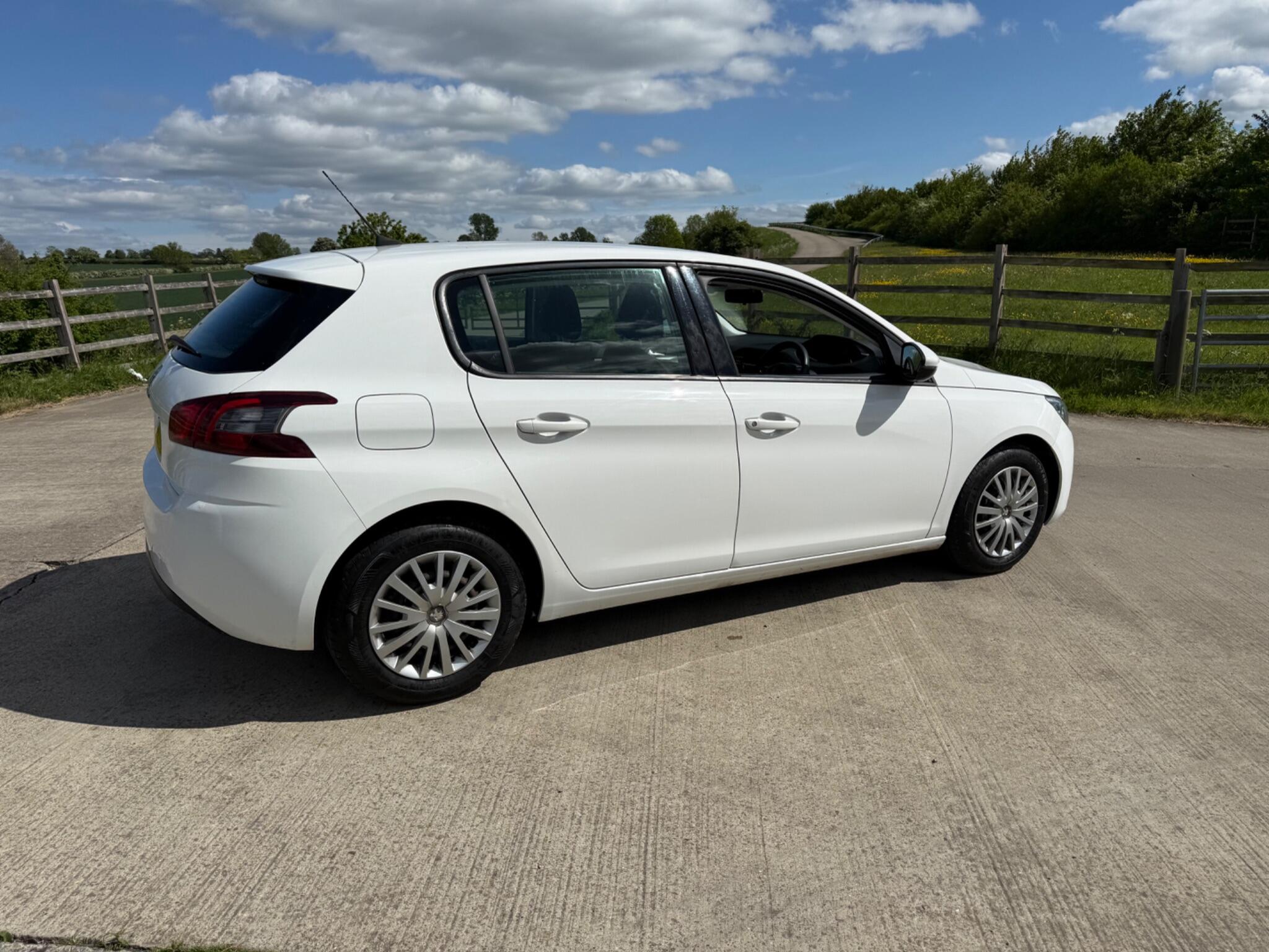 Peugeot 308 1.2 PureTech Access Euro 6 (s/s) 5dr — photo 28 of 100