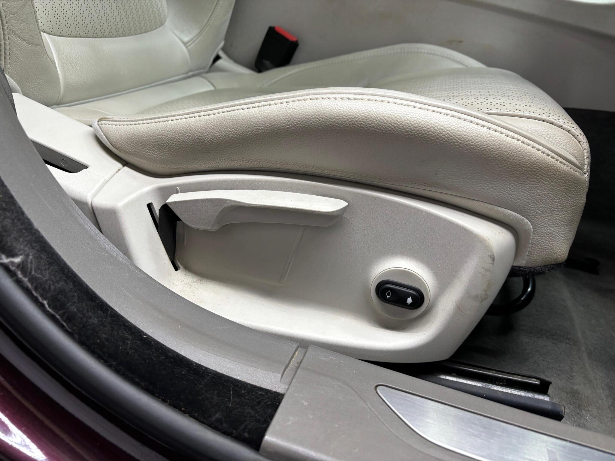 Jaguar XF view 14