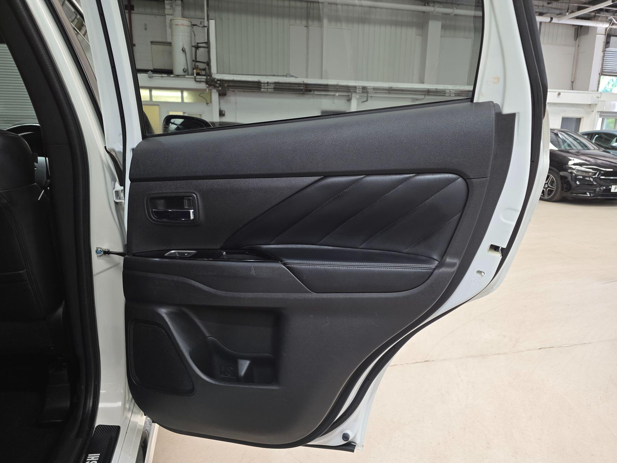 Mitsubishi Outlander view 20