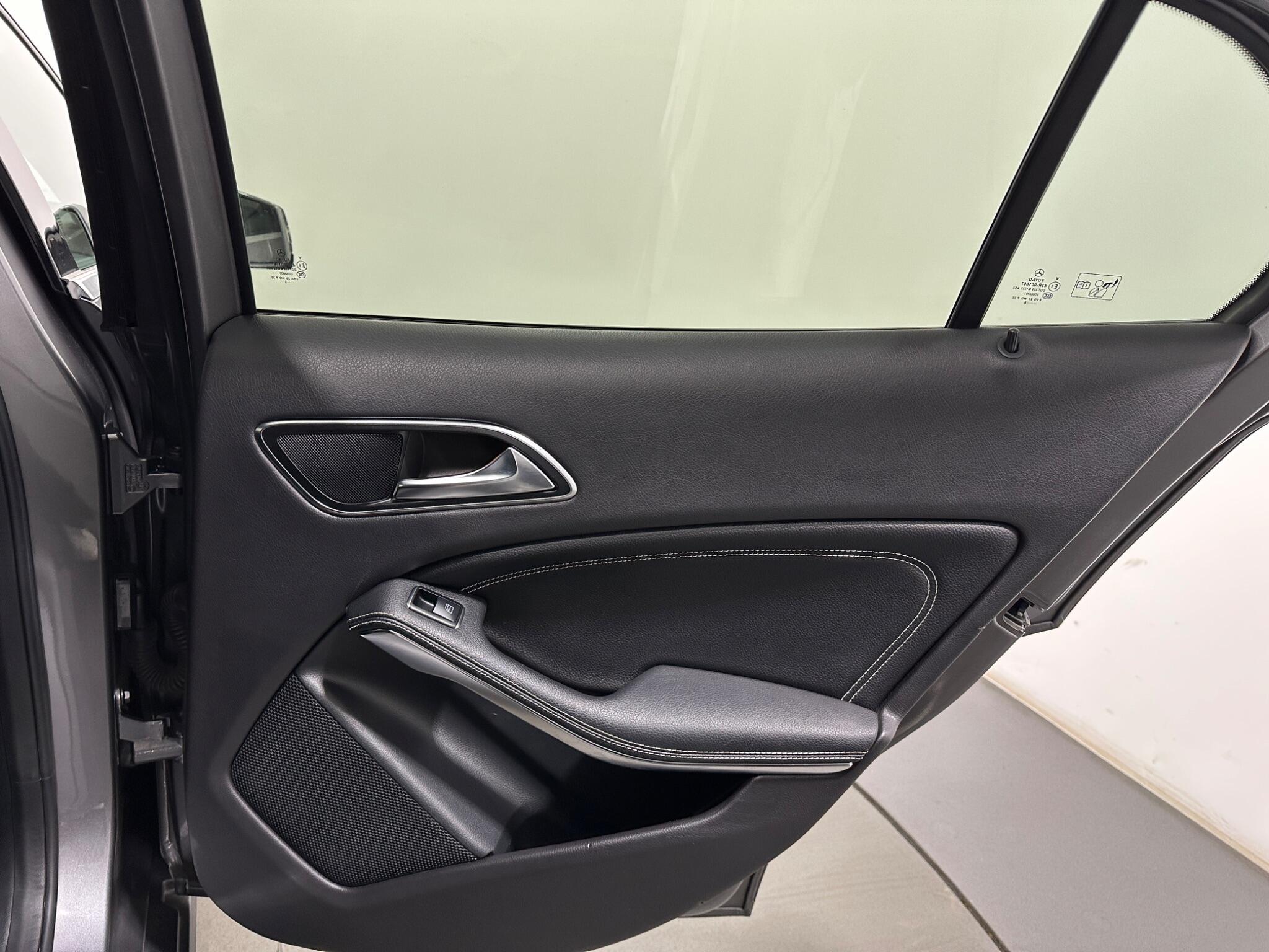 Mercedes-Benz Gla view 44
