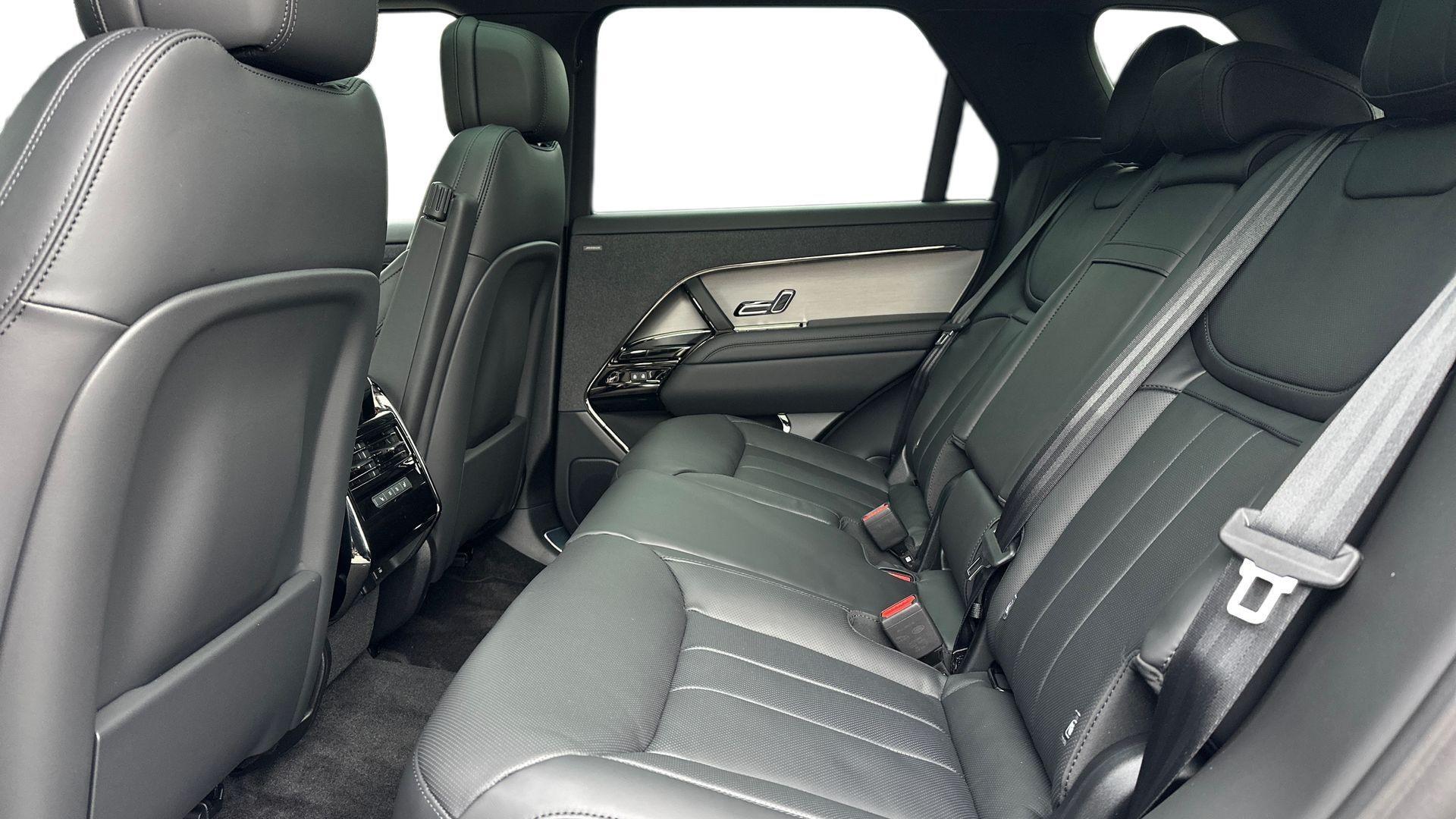 Land Rover Range Rover Sport view 4