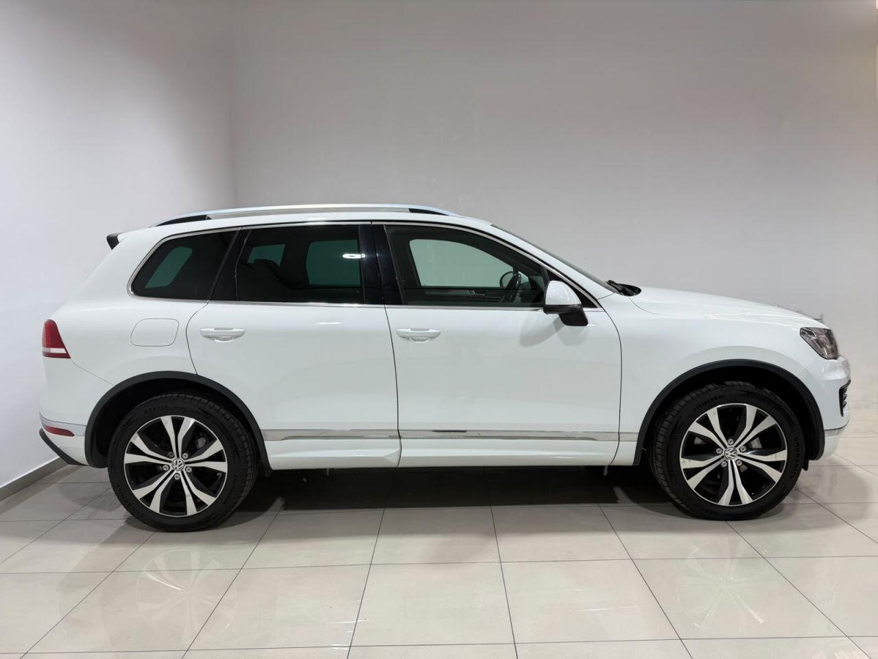 Volkswagen Touareg view 11