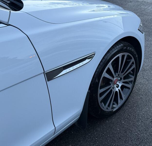 Jaguar XF view 25