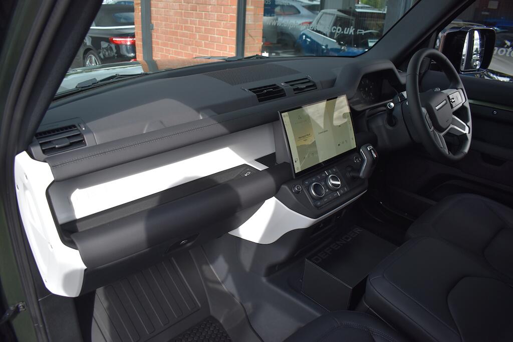 Land Rover Defender 110 view 44