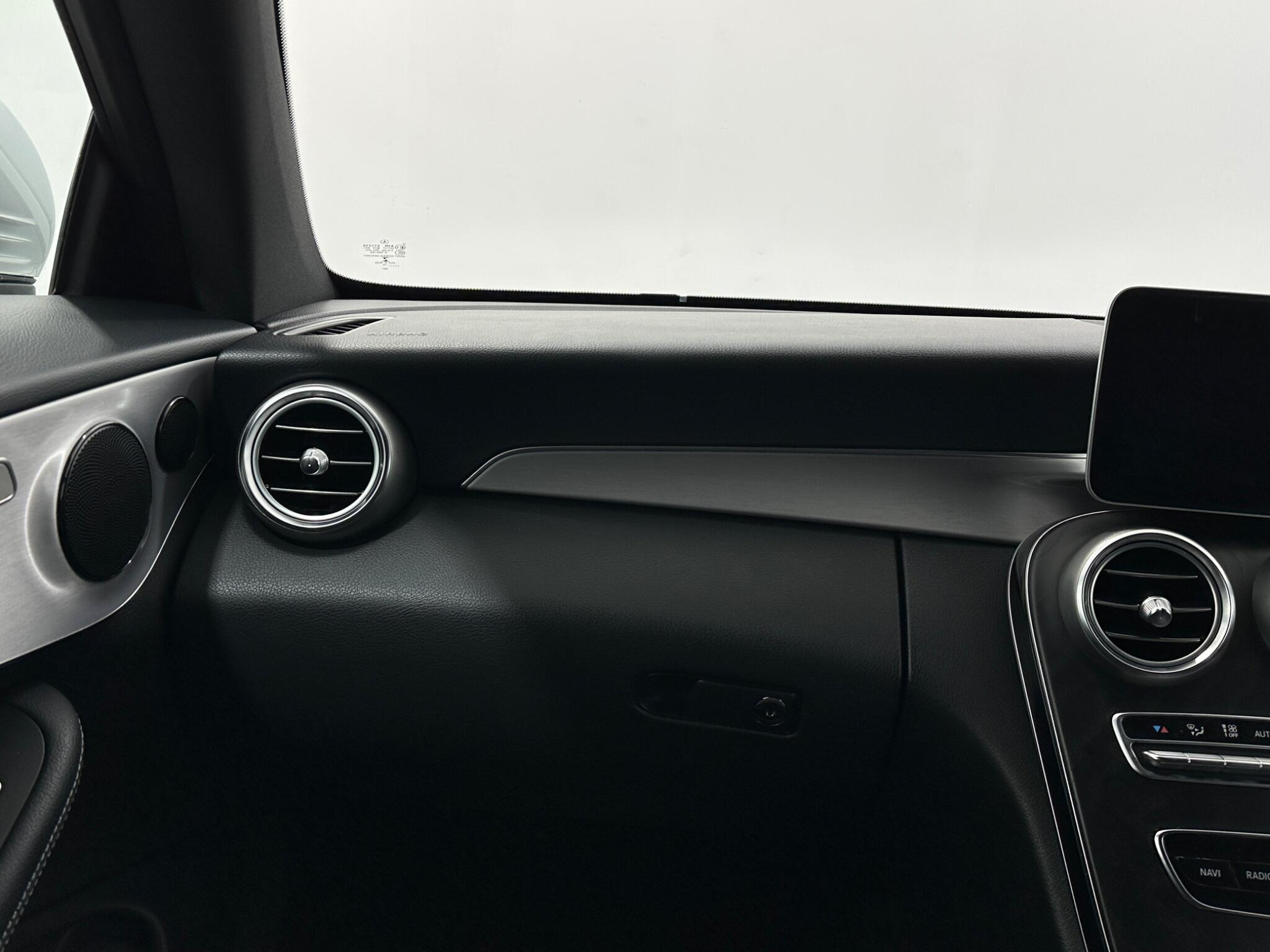 Mercedes-Benz C-Class view 31