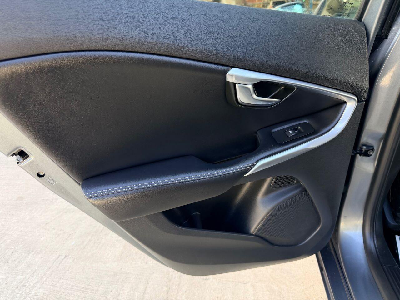 Volvo V40 view 20